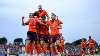 Electric Roar storm past Jets in front of packed Sunshine Coast crowd