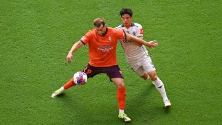 Roar fall at home to late Phoenix winner