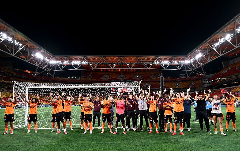 Roar players thanks their fans after the match at Suncorp Stadium.